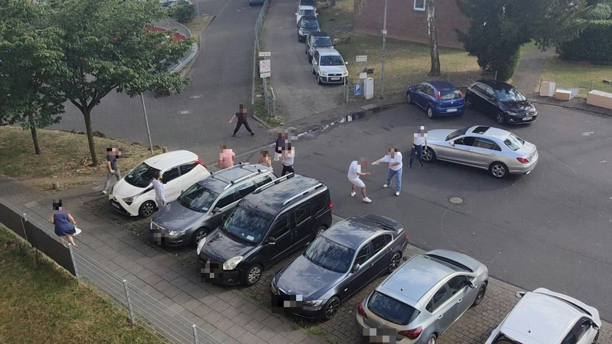 Mehrere Mitglieder von zwei Kölner Familien schlagen aufeinander ein. Das Foto zeigt die Szenen von oben.