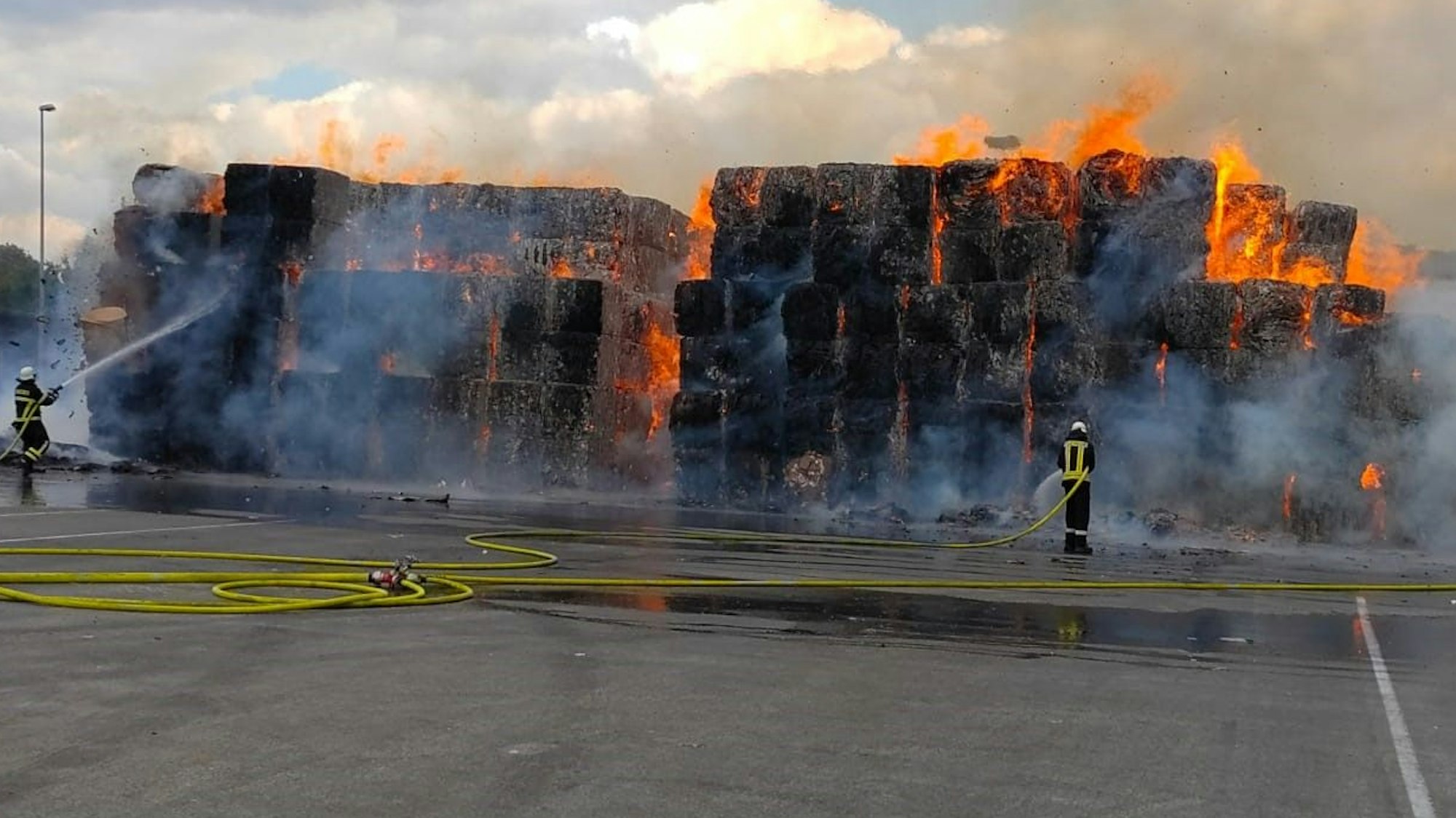 Auf dem Gelände der Papierfabrik von Smurfit-Kappa in Zülpich-Bessenich brannten im Juli 2023 mehrere Tausend Papierballen.