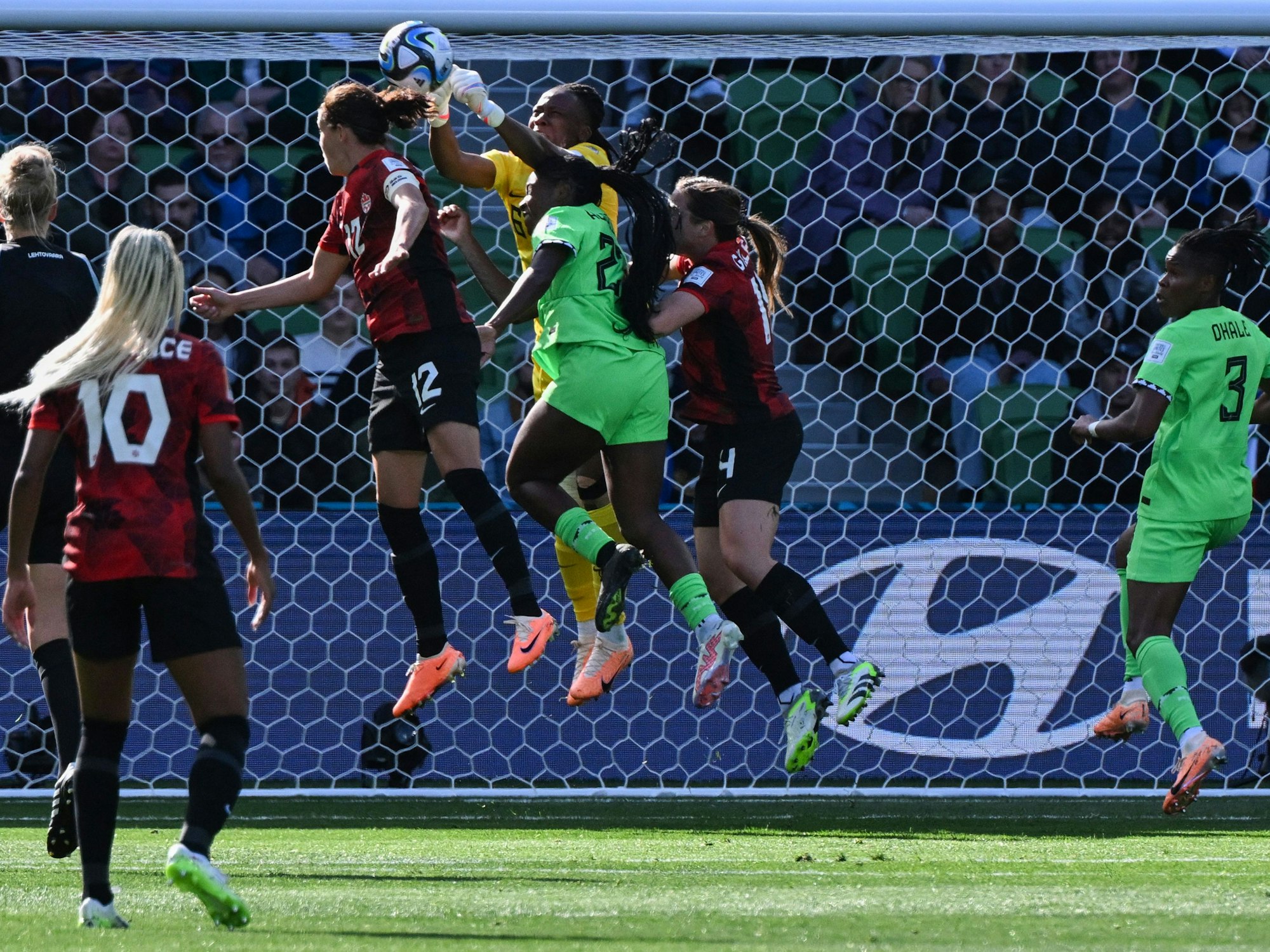 Nigerias Torhüterin Chiamaka Nnadozie pariert im Spiel gegen Kanada einen Ball.