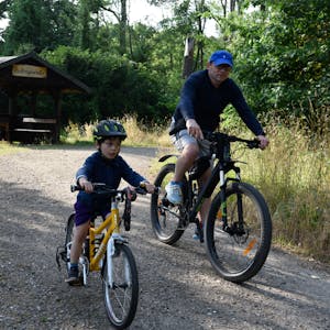 Mit dem Rad geht es für Vater und Sohn auf der Ville-Seen-Platte über gut ausgebaute Wanderwege durch den Wald.