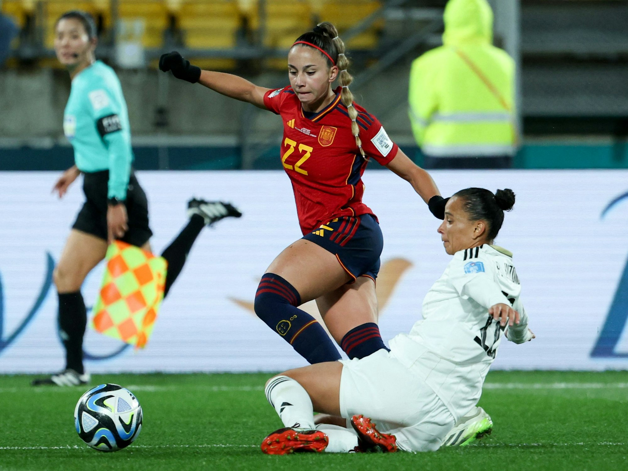 Spaniens Athenea del Castillo behauptet gegen eine Spielerin von Costa Rica den Ball.