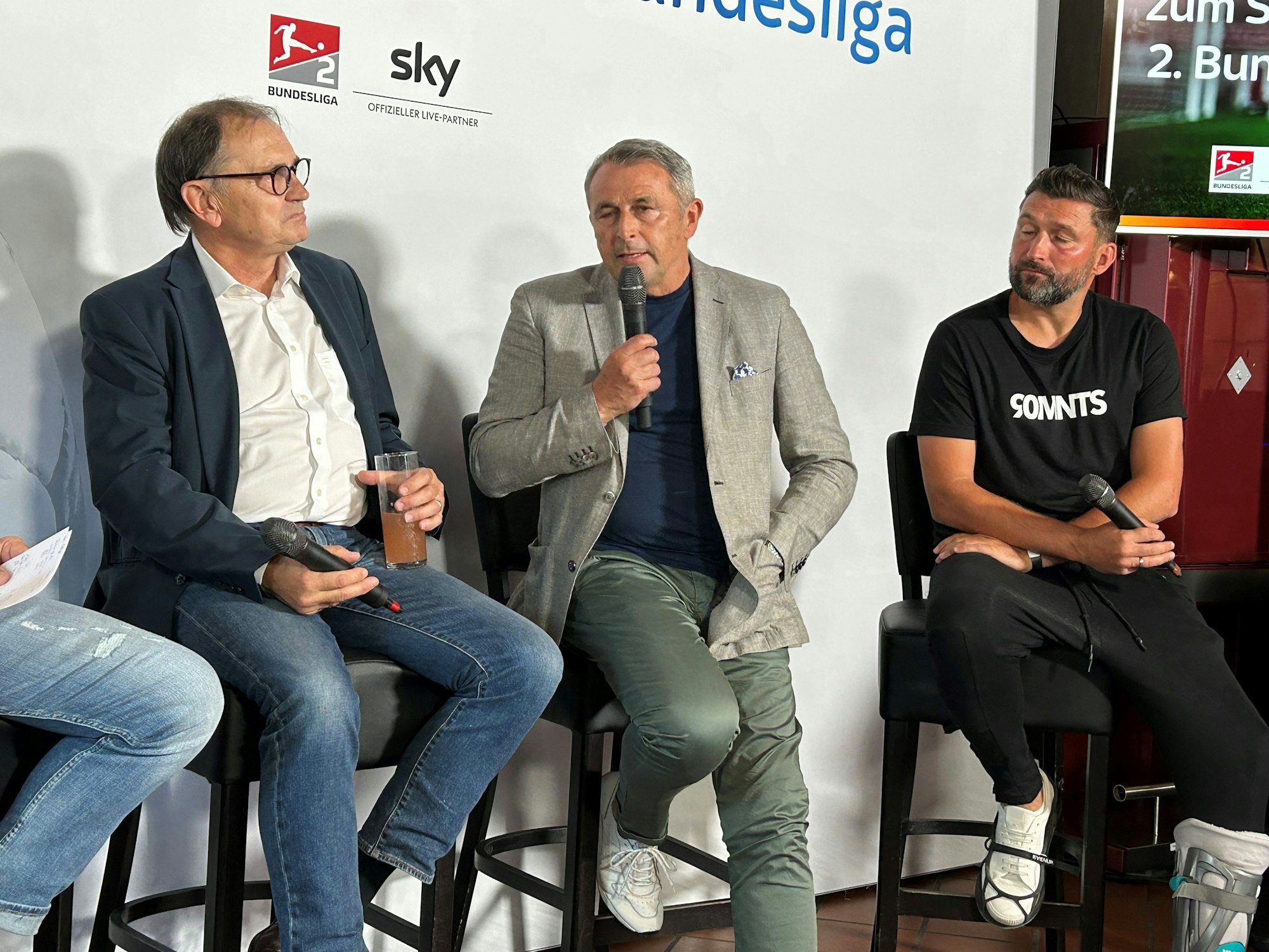 Klaus Allofs mit Ewald Lienen und Torsten Mattuschka beim Sky-Talk.