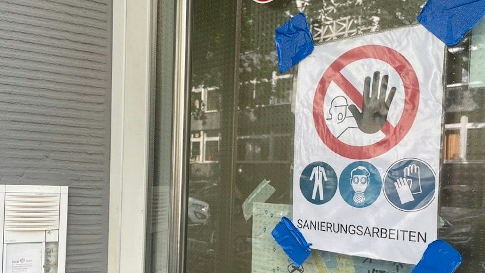 Schilder warnen vor dem Betreten der städtischen Kita Mauritiuswall in Köln, in der Asbest festgestellt wurde. Auch in einer städtischen Kita in Chorweiler fand man den schädlichen Stoff.