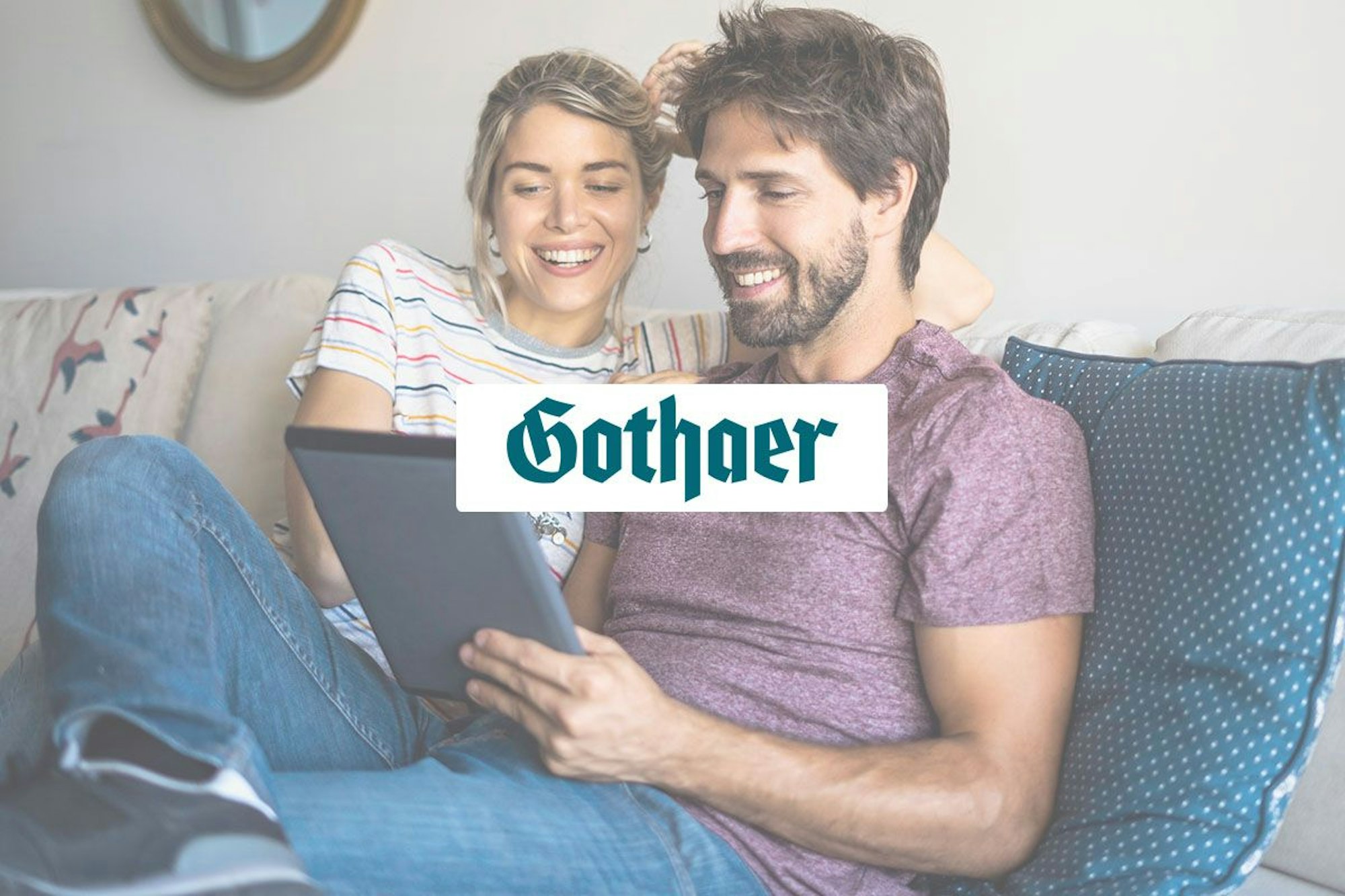Mann und Frau sitzen auf Couch und schauen lächelnd auf ein Tablet. Logo der Gothaer Versicherung im Vordergrund.