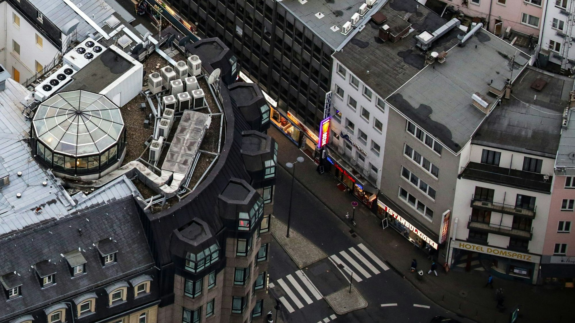 Luftbild von Dächern in der Kölner Innenstadt. Auf einigen sind Klimaanlagen zu sehen.