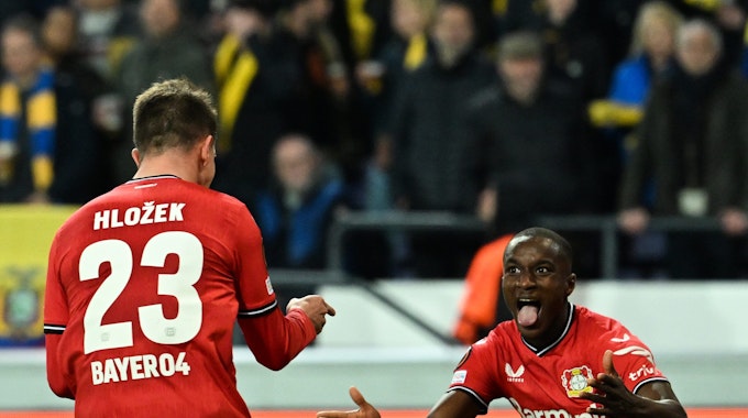 Leverkusens Torschütze Adam Hlozek (l) und Leverkusens Moussa Diaby jubeln über das 1:4.