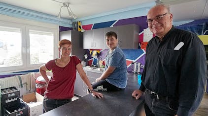 Drei Menschen sind in der neuen Küche, die in der Hellenthaler Jugendeinrichtung Point installiert wurde.