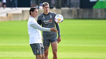 Gerardo Seoane (l.), Trainer von Borussia Mönchengladbach, und Stürmer Tomas Cvancara beim Training am 21. Juli 2023.