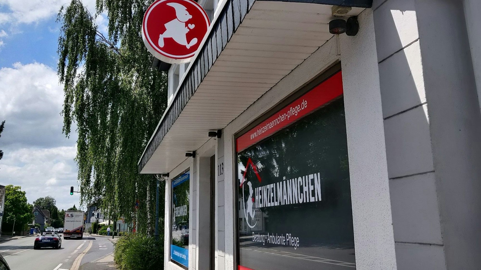 Schaufensterfassade des Leverkusener Büros des Seniorenbetreuungsdienstes „Heinzelmännchen“ an der Burscheider Straße 113 in Bergisch Neukirchen.