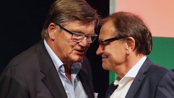 Hans Meyer (l.) und Ewald Lienen nehmen am 14. Juli 2017 an einer Veranstaltung teil und sprechen auf der Bühne miteinander.