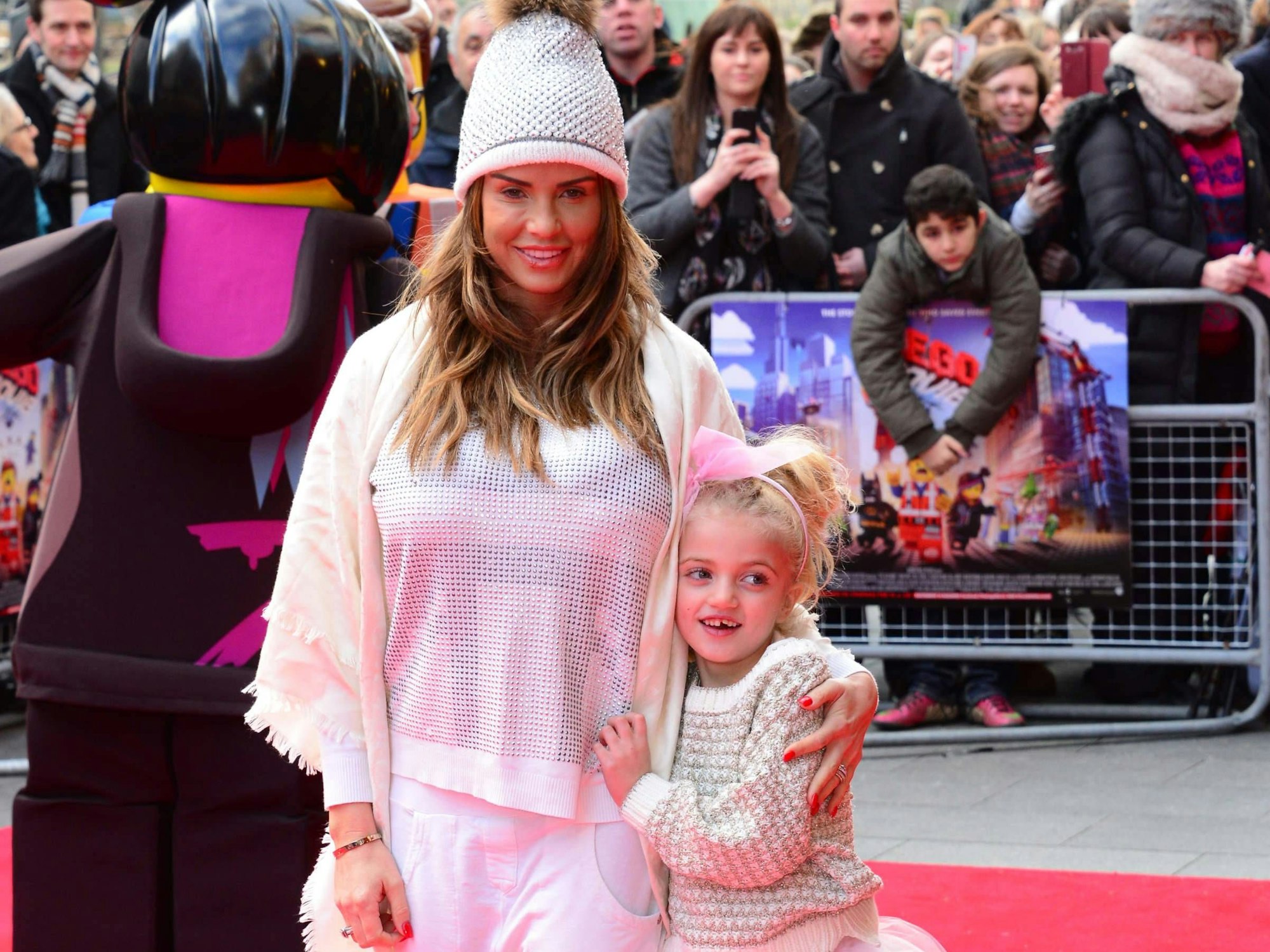 Das Foto zeigt Katie Price (l.) und ihre Tochter posieren auf dem roten Teppich bei der Premiere des Films „The Lego Movie“.