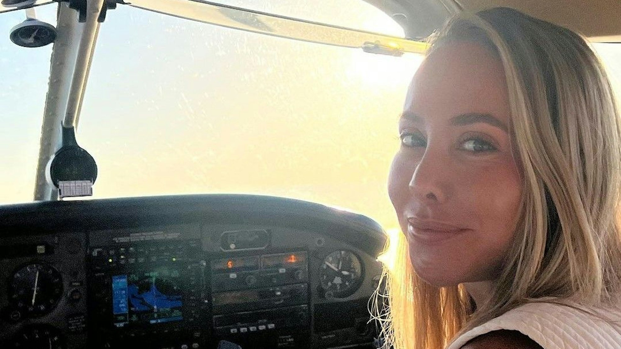 Sylvia Walker sitzt vor ihrem turbulenten Flug-Abenteuer in Kroatien in einem Privatflugzeug.