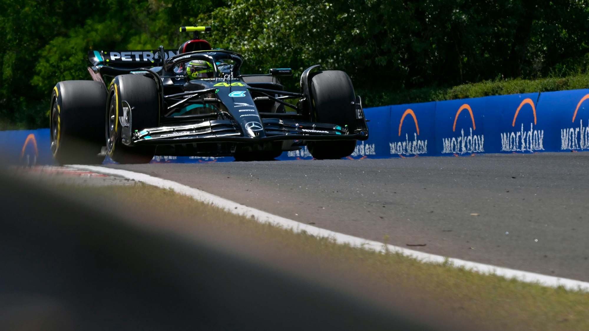 Lewis Hamilton fährt mit seinem Mercedes über die Rennstrecke.