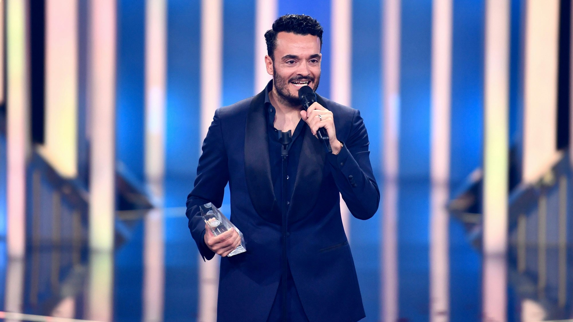 Sänger und Moderator Giovanni Zarrella freut sich bei der Verleihung vom Deutschen Fernsehpreis 2022 über die Auszeichnung in der Kategorie "Beste Einzelleistung/Moderation Unterhaltung" für die „Giovanni Zarrella Show“.