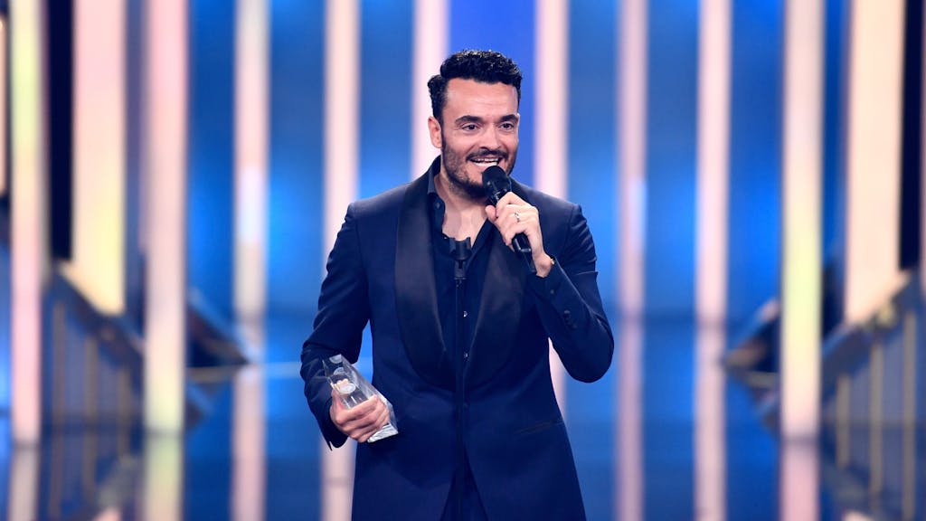 Sänger und Moderator Giovanni Zarrella freut sich bei der Verleihung vom Deutschen Fernsehpreis 2022 über die Auszeichnung in der Kategorie "Beste Einzelleistung/Moderation Unterhaltung" für die „Giovanni Zarrella Show“.&nbsp;