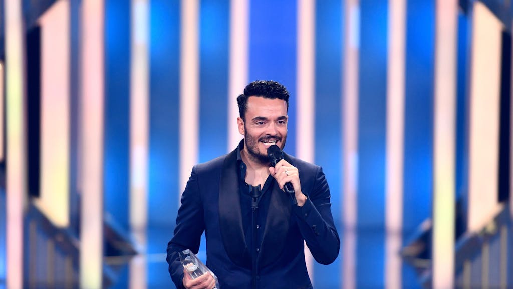 Sänger und Moderator Giovanni Zarrella freut sich bei der Verleihung vom Deutschen Fernsehpreis 2022 über die Auszeichnung in der Kategorie "Beste Einzelleistung/Moderation Unterhaltung" für die „Giovanni Zarrella Show“.&nbsp;