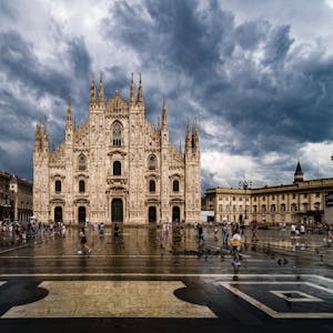 Der Mailander Dom, im Hintergrund zieht ein Gewitter auf. Bei Unwettern in Italien ist es nahe Mailand zu einem Tornado gekommen. (Archivbild)