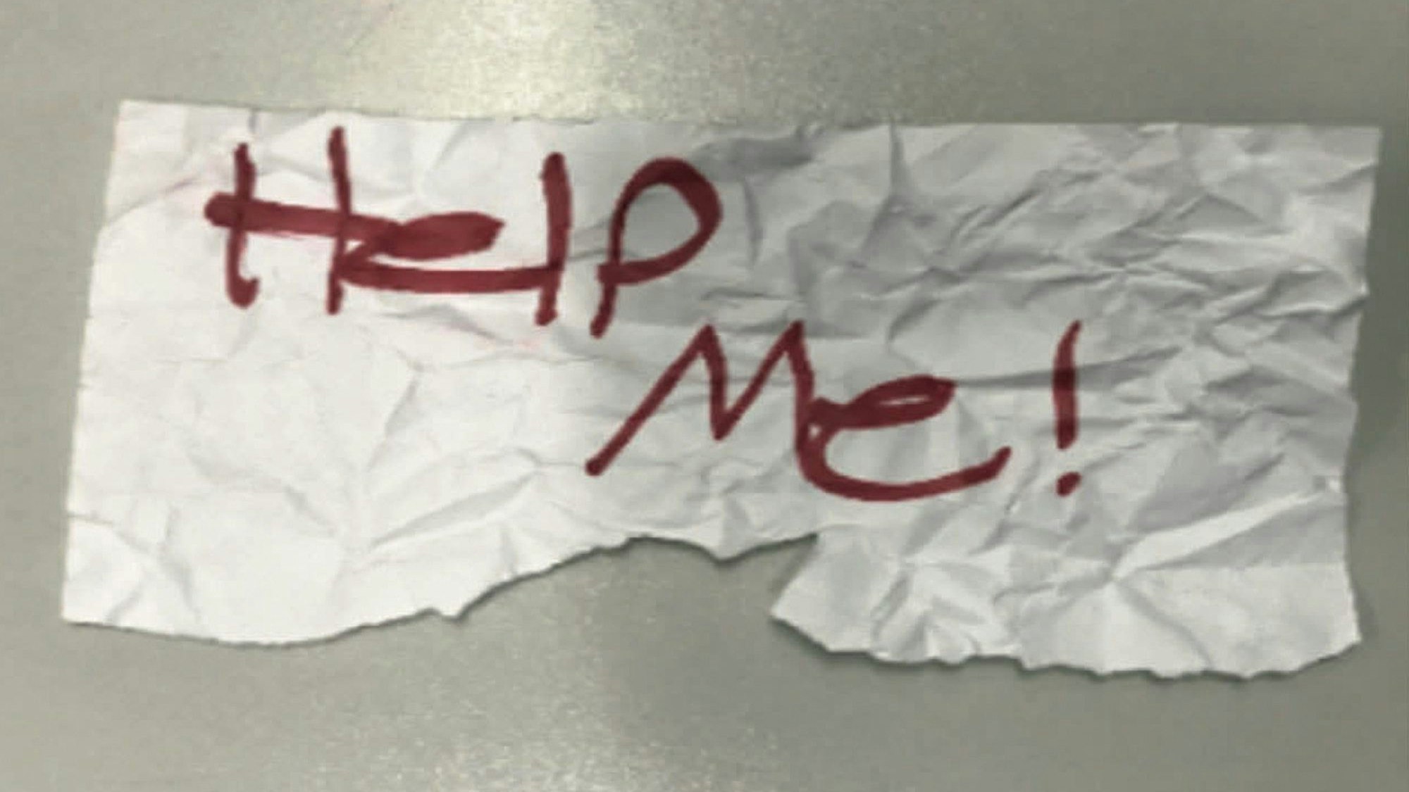 Ein Stück Papier mit den Worten „Hilf mir!“.