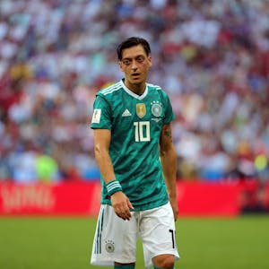 Mesut Özil, hier im Trikot der deutschen Nationalmannschaft bei der Fußball-WM 2018 in Russland, hat sich mit Wolfs-Tätowierungen, einem Symbol der rechtsextremistischen, türkischen Bewegung der Grauen Wölfe.