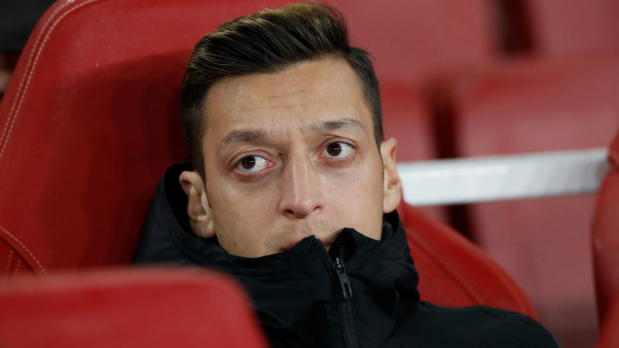 Mesut Özil sitzt bei einem Spiel des FC Arsenal auf der Bank. Mittlerweile hat er seine Karriere beendet.