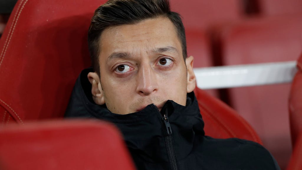 Mesut Özil sitzt bei einem Spiel des FC Arsenal auf der Bank. Mittlerweile hat er seine Karriere beendet.
