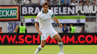 Florian Neuhaus mit der Kapitänsbinde am linken Arm. Das Foto zeigt den Mittelfeldspieler von Borussia Mönchengladbach am 22. Juli 2023 in Saarbrücken. Er hat den Ball vor sich auf dem Spielfeld liegen.