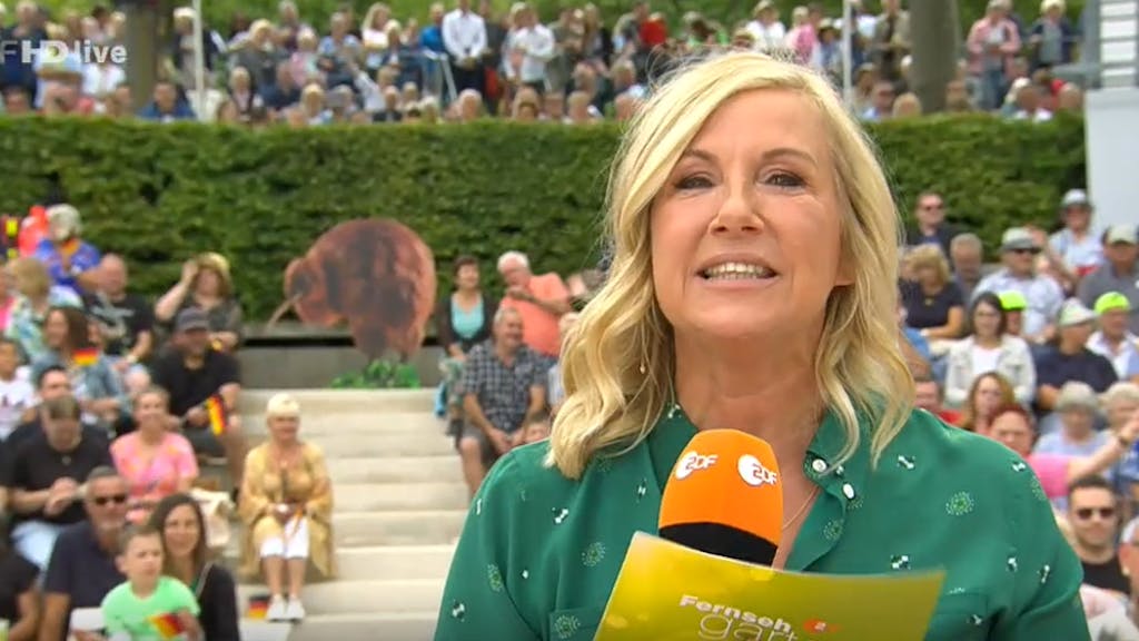 Andrea Kiewel spricht ins ZDF-Mikrofon.&nbsp;