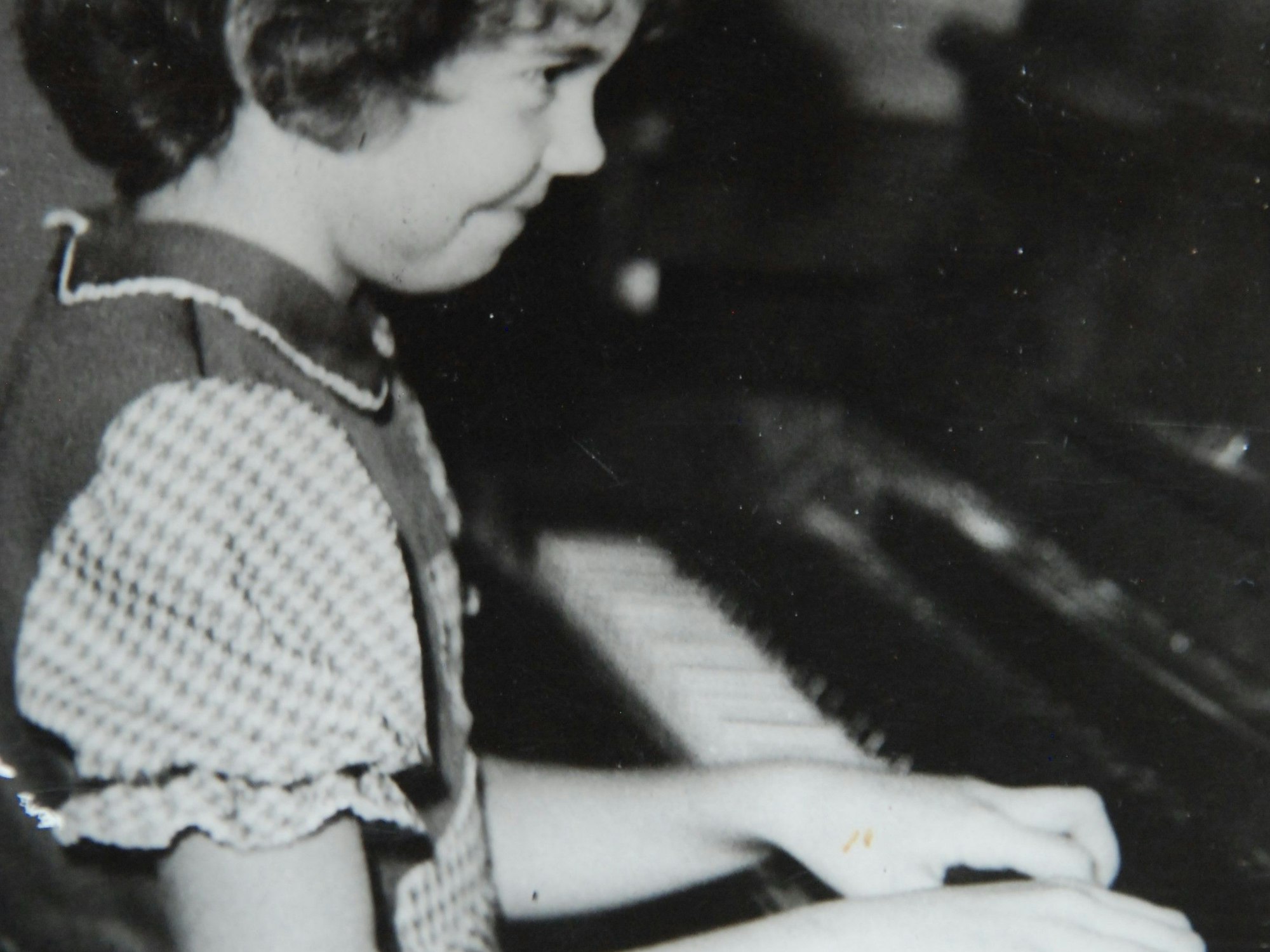 Auf dem Bild ist Pianistin Ana Mirabela Dina in jungen Jahren am Klavier zu sehen.