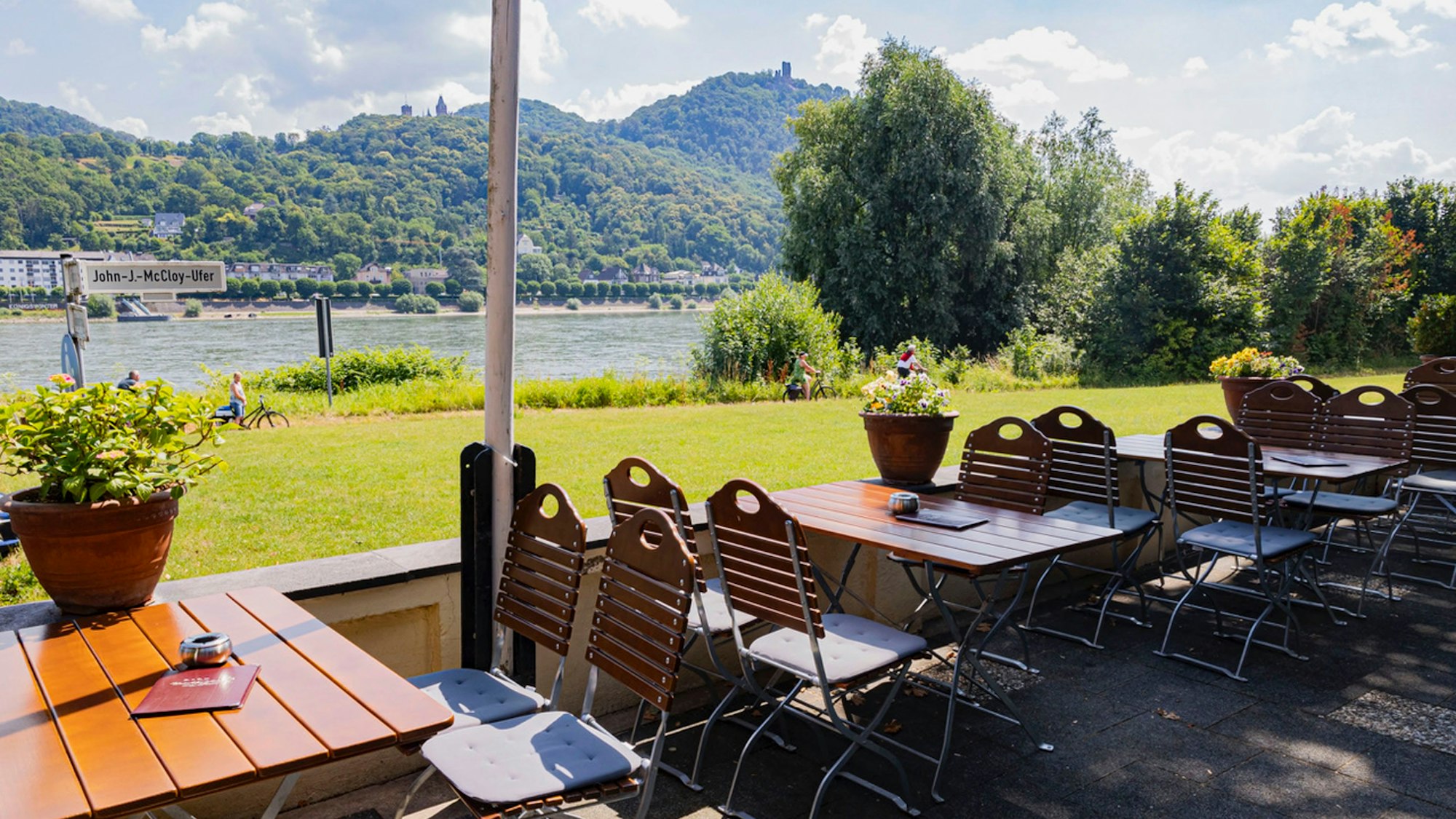 Ausblick vom Weinhäuschen auf den Rhein und das Siebengebirge.