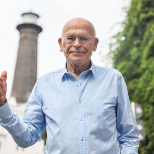 Günter Wallraff, Schriftsteller und Bürger von Ehrenfeld, steht vor dem Leuchtturm.