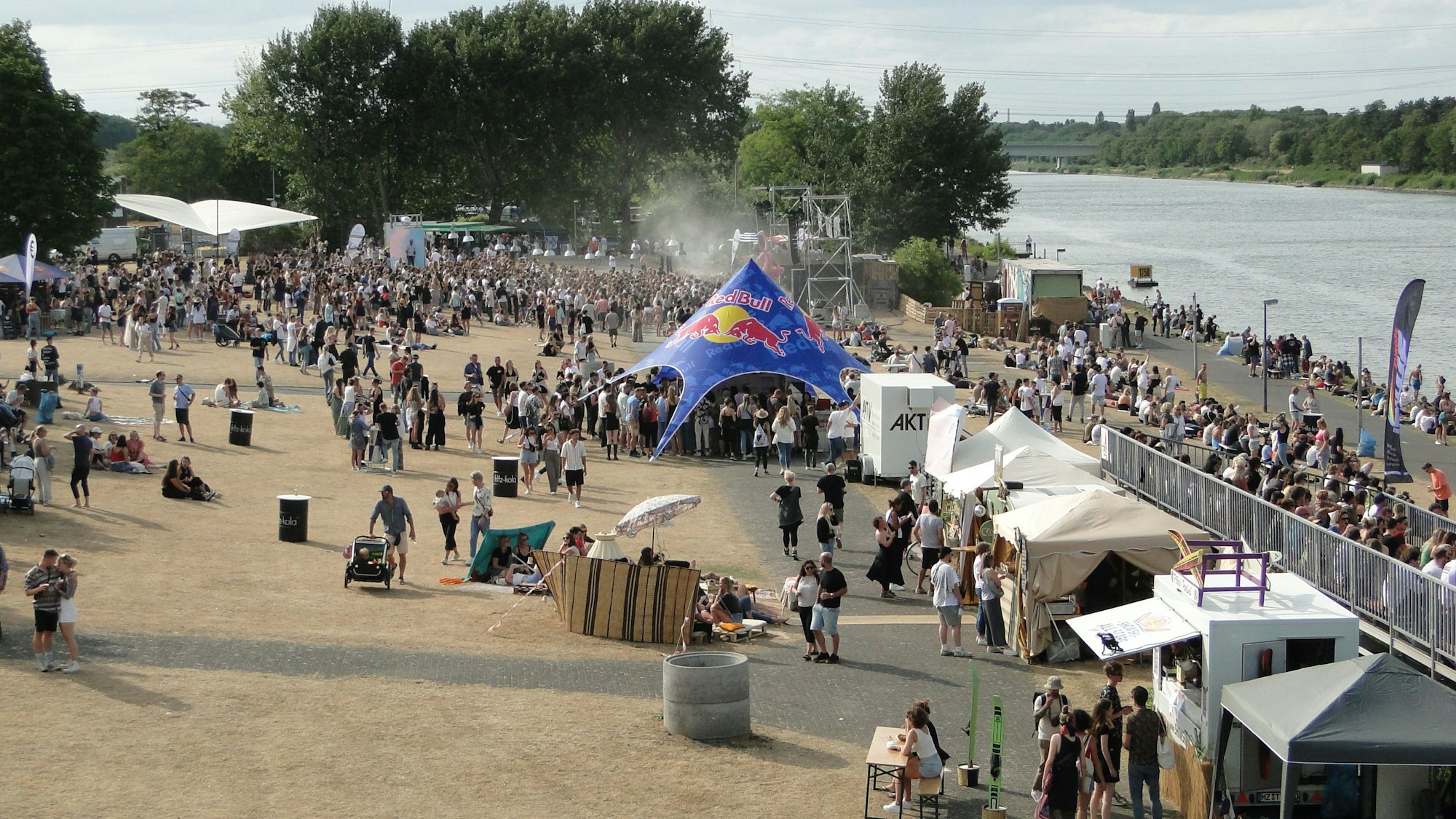 Bei sommerlichem Wetter  war das Festivalgelände am Samstag gut gefüllt. 