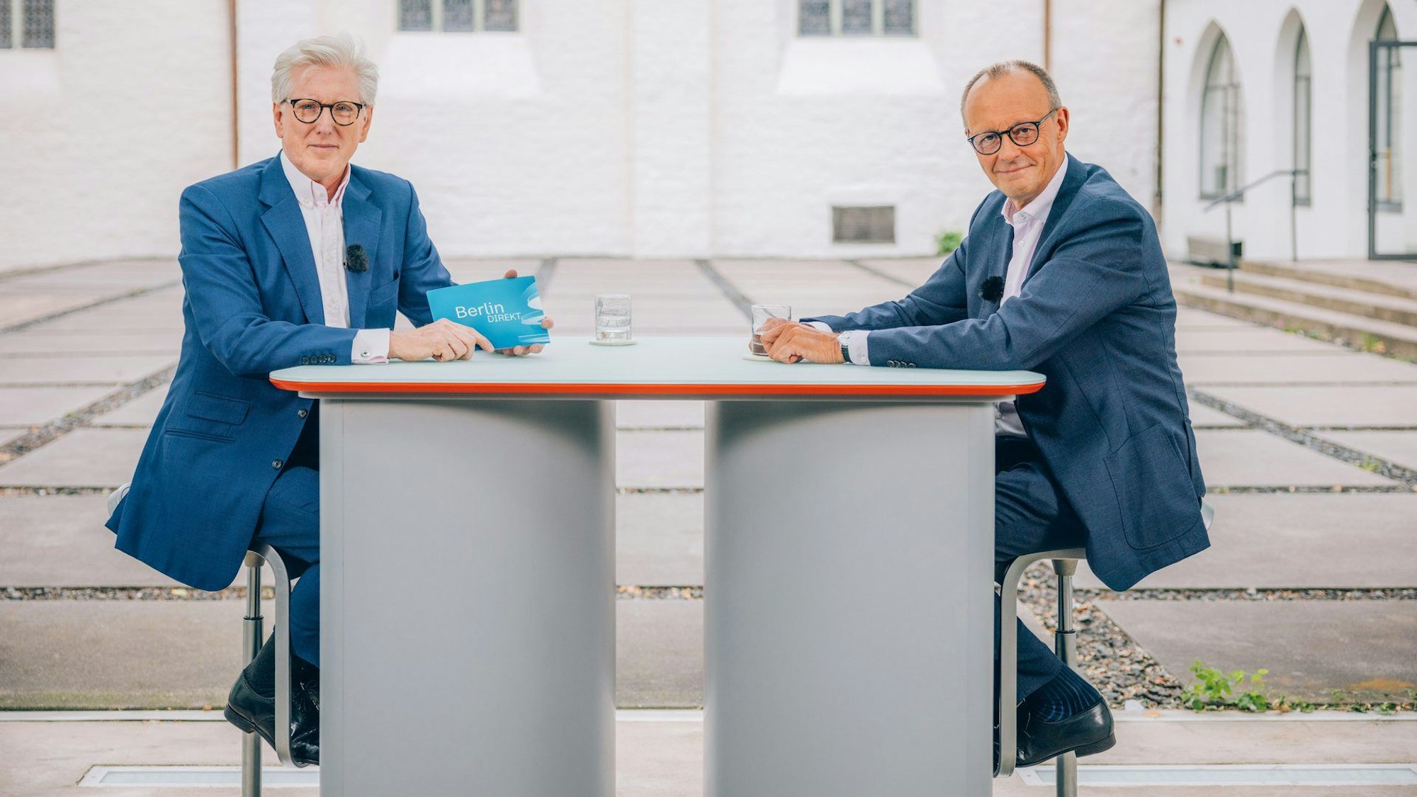CDU-Chef Friedrich Merz (rechts) mit ZDF-Moderator Theo Koll beim „Sommerinterview“.