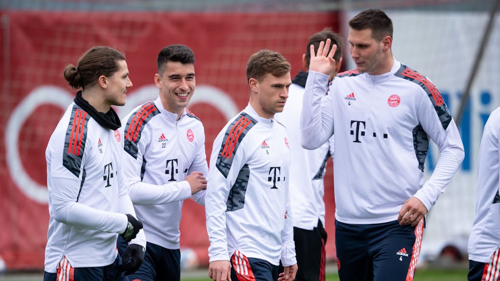 Abschlusstraining FC Bayern auf dem Trainingsgelände an der Säbener Straße mit Marcel Sabitzer (l-r), Marc Roca, Joshua Kimmich und Niklas Süle in Aktion.
