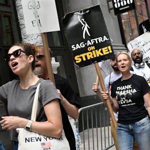 Cynthia Nixon (M), Schauspielerin aus den USA, trägt ein Schild während eines Streiks. Nach mehr als 60 Jahren streiken die Schauspieler und Drehbuchautoren in den USA erstmals wieder gemeinsam und dürften den Betrieb in der Filmindustrie auf unbestimmte Zeit lahmlegen.