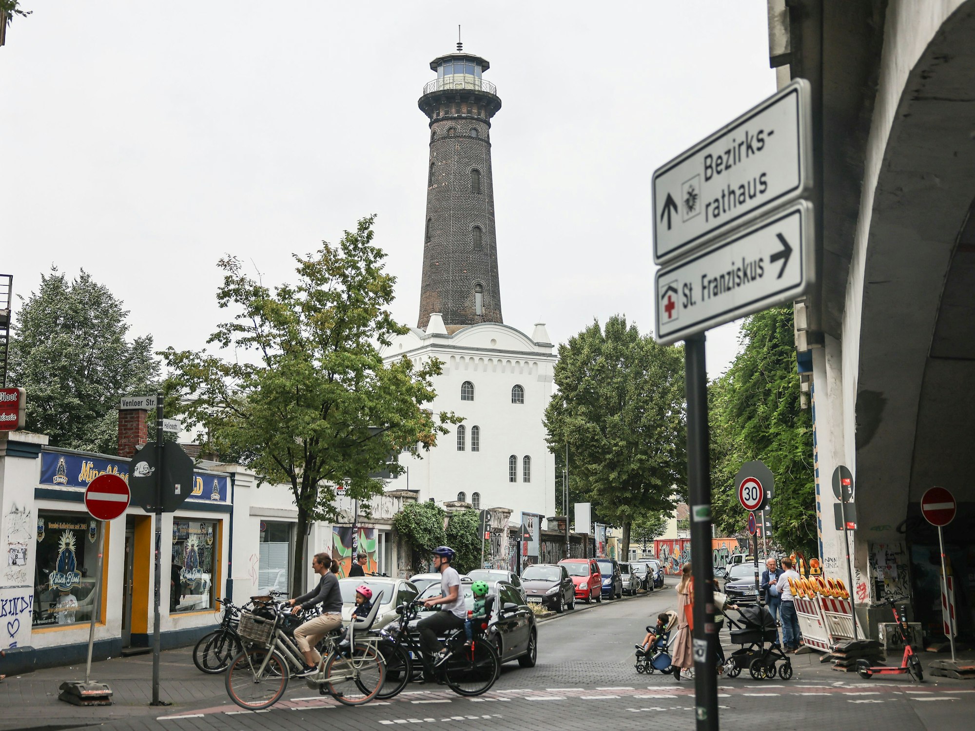 Blick von der Venloer Straße rüber auf den Helios-Turm in Köln-Ehrenfeld.