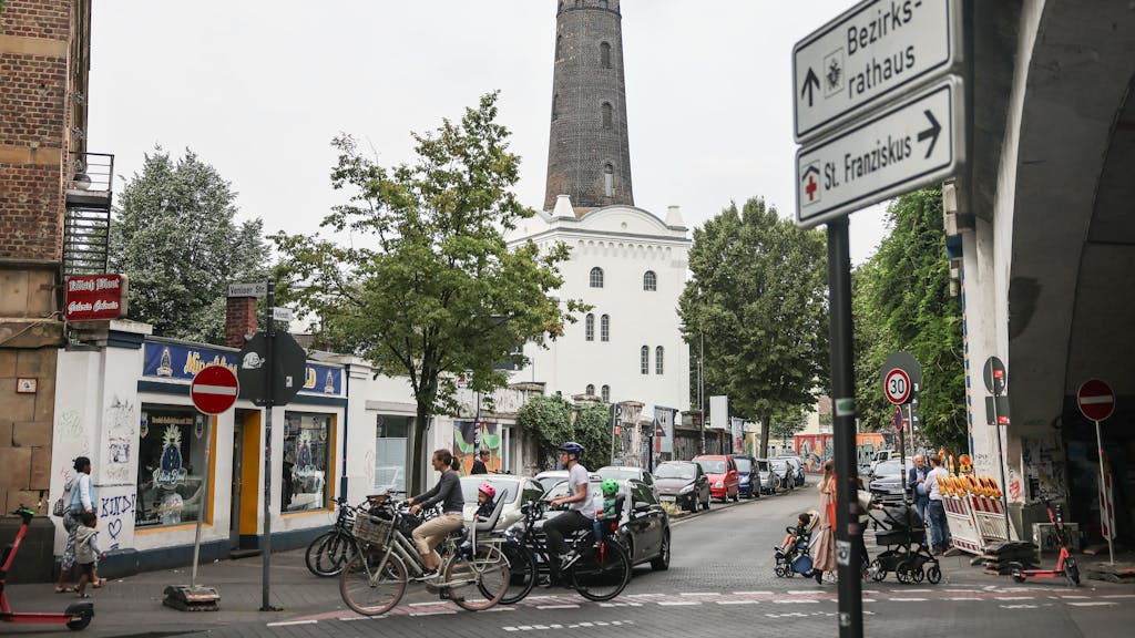 Blick auf den bekannten Leuchtturm im Kölner Veedel  Ehrenfeld.
