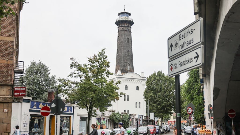 Blick von der Venloer Straße rüber auf den Helios-Turm in Köln-Ehrenfeld.