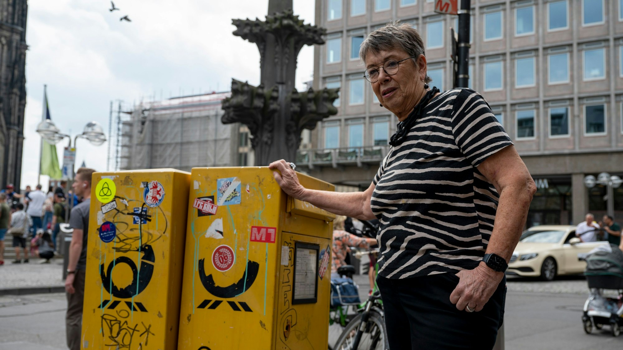 Sinnbild einer verwahrlosten Stadt: Beschmierte und beklebte Briefkästen direkt am Eingang von Kölntourismus ärgern Ex-Dombaumeisterin Barbara Schock-Werner.