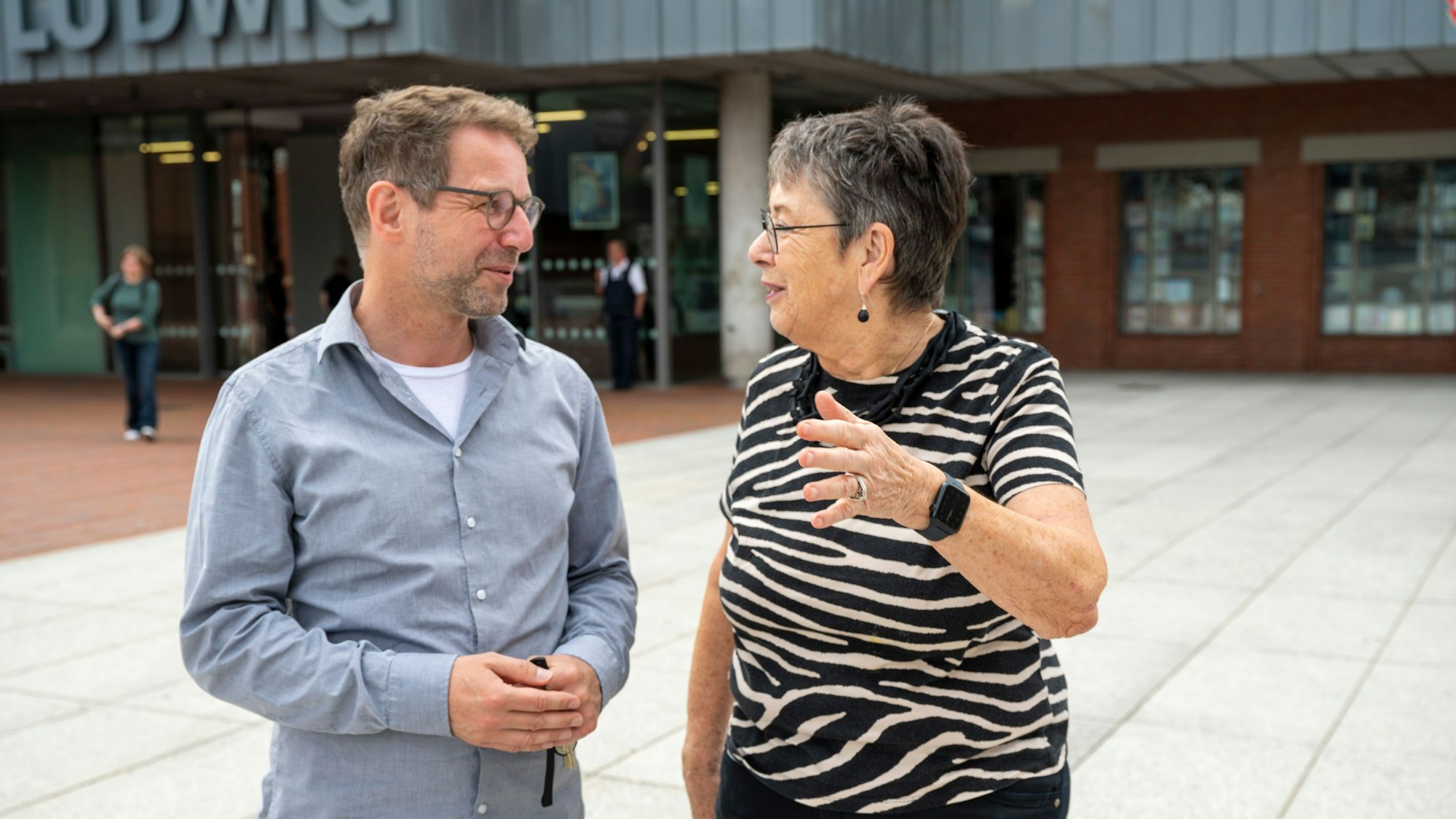 Vor dem Museum Ludwig trifft Ex-Dombaumeisterin Barbara Schock-Werner (rechts) ihren Nachfolger Peter Füssenich.