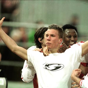 Lukas Podolski bejubelt 2004 sein Tor gegen Borussia Moenchengladbach