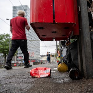 23.07.2023, Köln: Am Barbarossaplatz bleibt ogt Unrat liegen. An Wochenenden hinterlassen Feiernde oft viel Müllauf den Partymeilen . Foto: Uwe Weiser