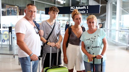 Familie Konrad (45, von links), Marco (19), Jessica (19) und Wioleta (46) Kaczmarczyk stehen mit ihren Koffern am Köln-Bonner Airport.