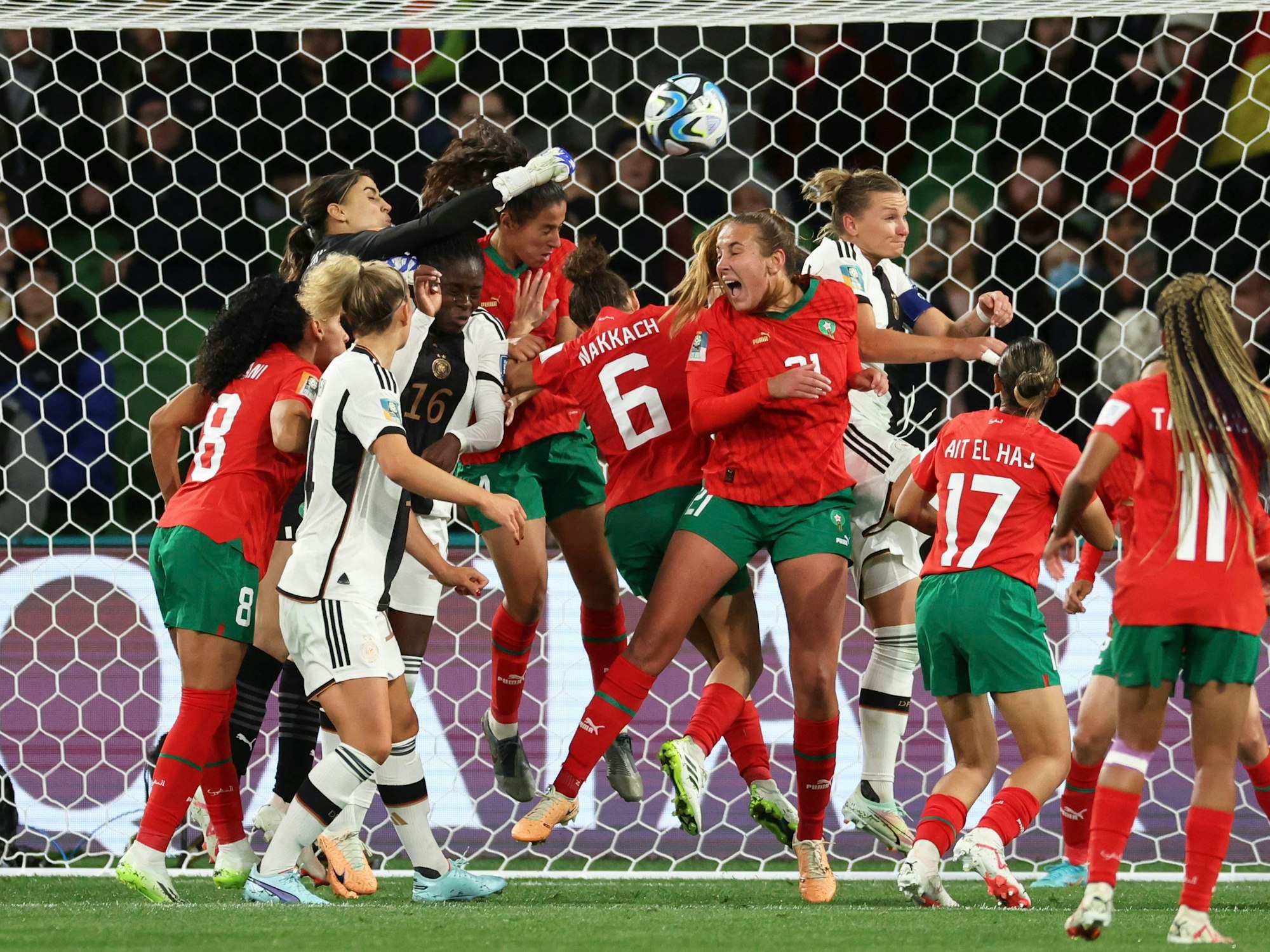 Spielerinnentraube im Spiel Deutschland gegen Marokko.