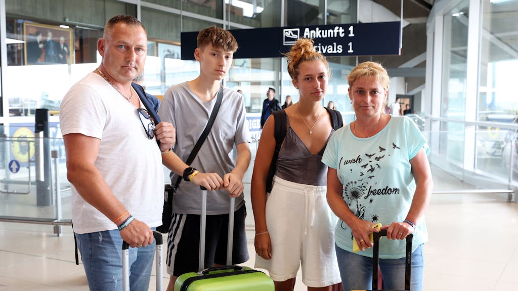 Familie Kaczmarczyk mit Konrad, Marco, Jessica und Wioleta am Flughafen Köln/Bonn.