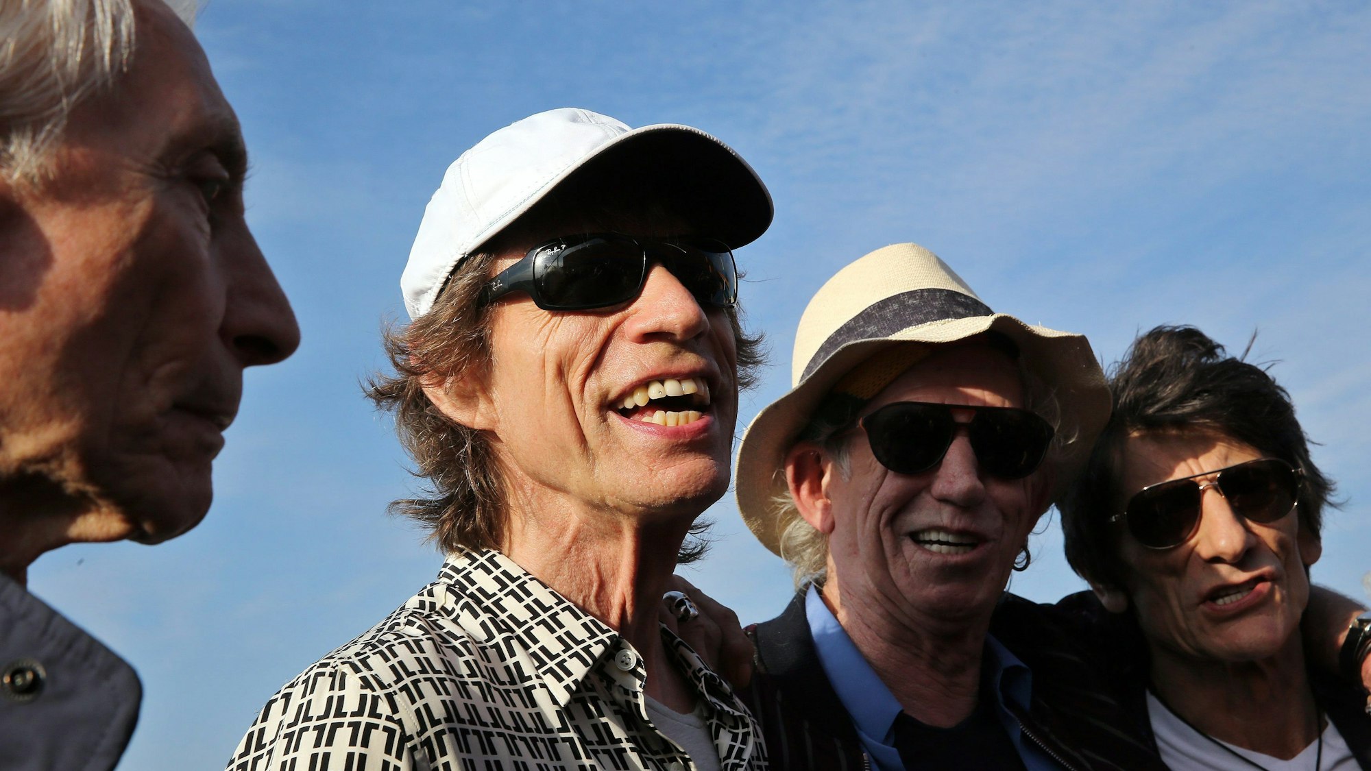 ARCHIV - 24.03.2016, Kuba, Havanna: Die Rolling Stones mit Charlie Watts (l-r), Mick Jagger, Keith Richards und Ronnie Wood bei ihrer Ankunft. Mick Jagger, Frontman der Rolling Stones, feiert am 26. Juli 2023 seinen 80. Geburtstag. (zu dpa: «Rolling-Stones-Sänger und ewige Rockikone: Mick Jagger wird 80») Foto: Alejandro Ernesto/efe/dpa +++ dpa-Bildfunk +++