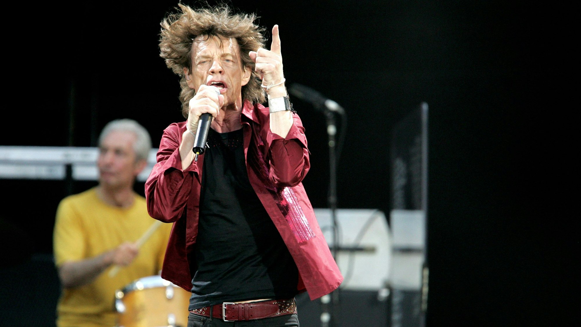 Mick Jagger von den Rolling Stones tritt am Sonntag (23.07.2006) beim Konzert im Rahmen der "A Bigger Bang"-Tour im RheinEnergieStadion in Köln auf. Foto: Rolf Vennenbernd dpa/lnw +++ dpa-Bildfunk +++