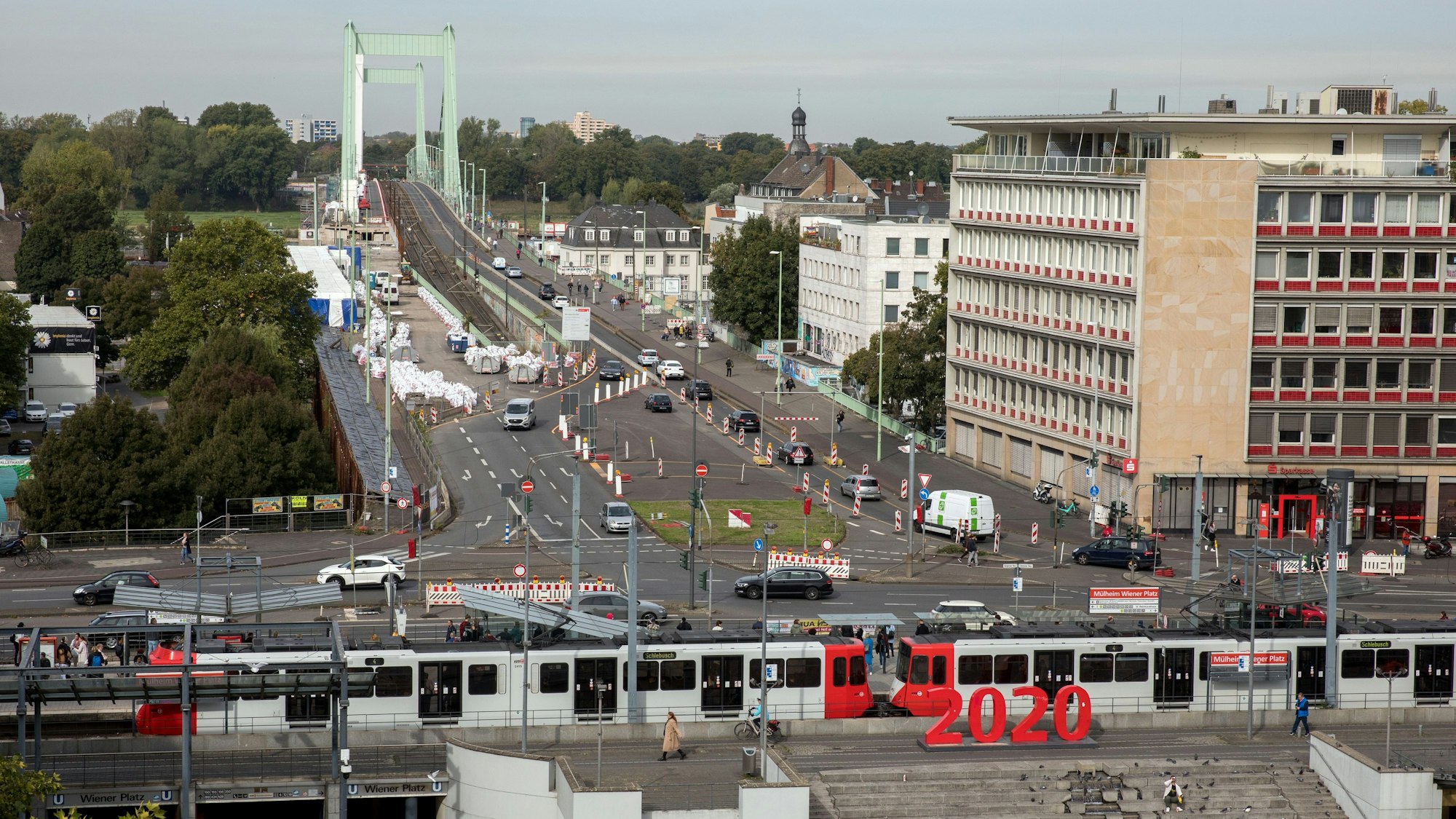 Blick vom Wiener Platz auf die Mülheimer Brücke.