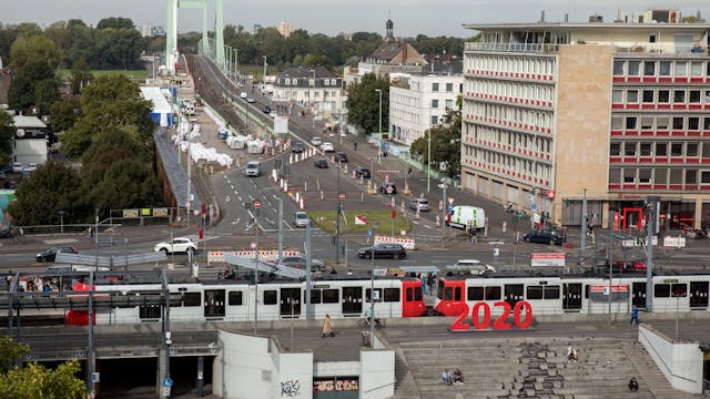 Blick auf die Mülheimer Brücke und Wiener Platz