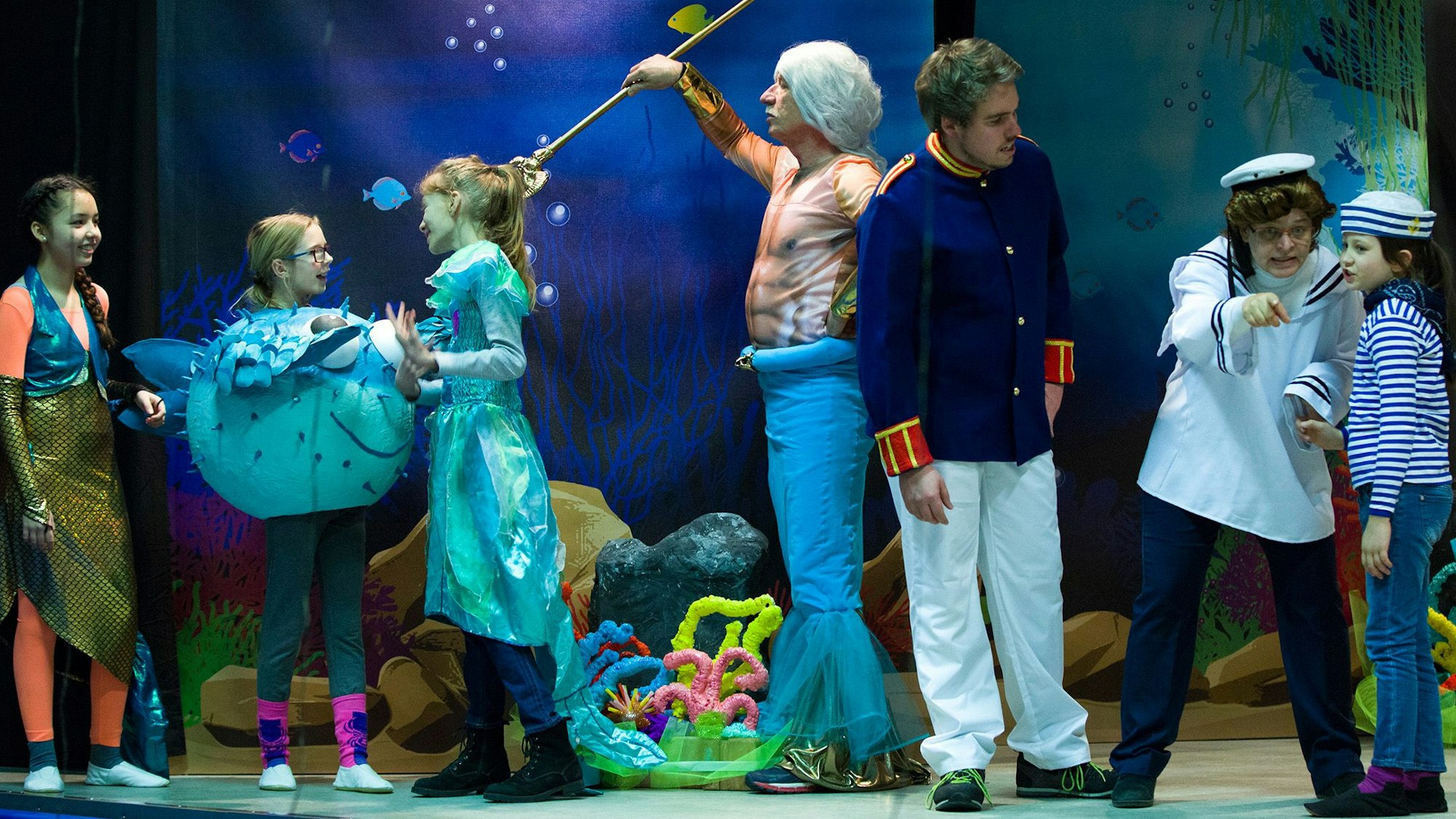 Kinder in Kostümen führen das Stück "Arielle, die kleine Meerjungfrau" auf.