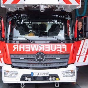 Zwei Feuerwehrfrauen steigen in die Drehleiter der Euskirchener Feuerwehr ein.